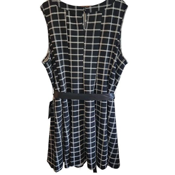 Avenue Checkered Tie Swing Dress + Size 26/28 - Picture 2 of 5